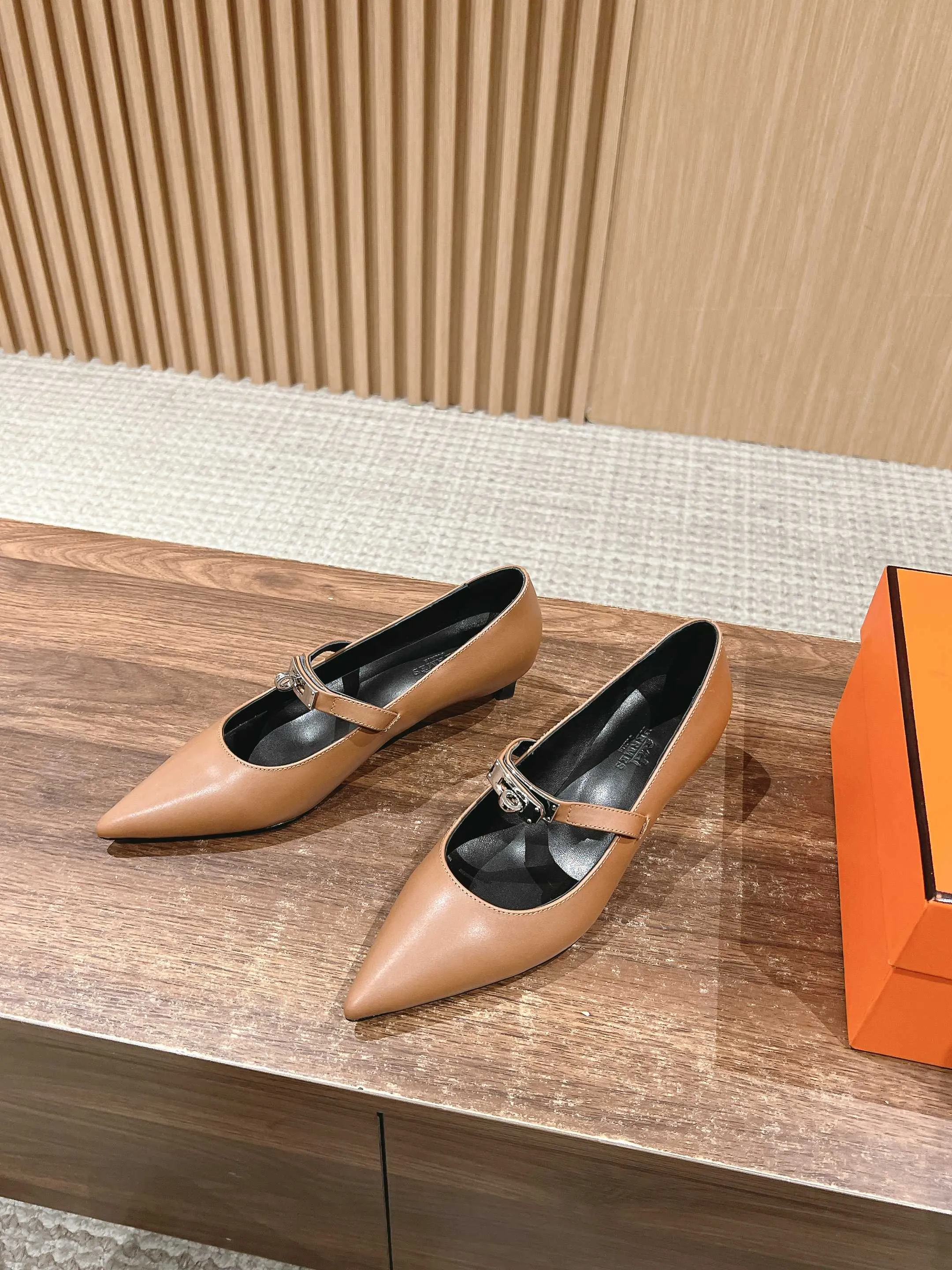 H Leather Pointed toe flat shoes