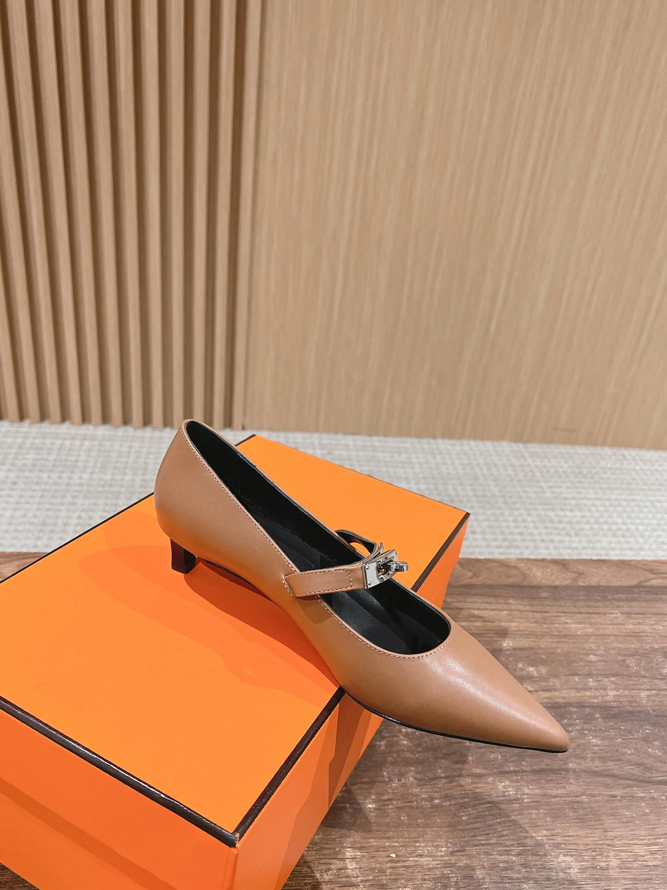 H Leather Pointed toe flat shoes