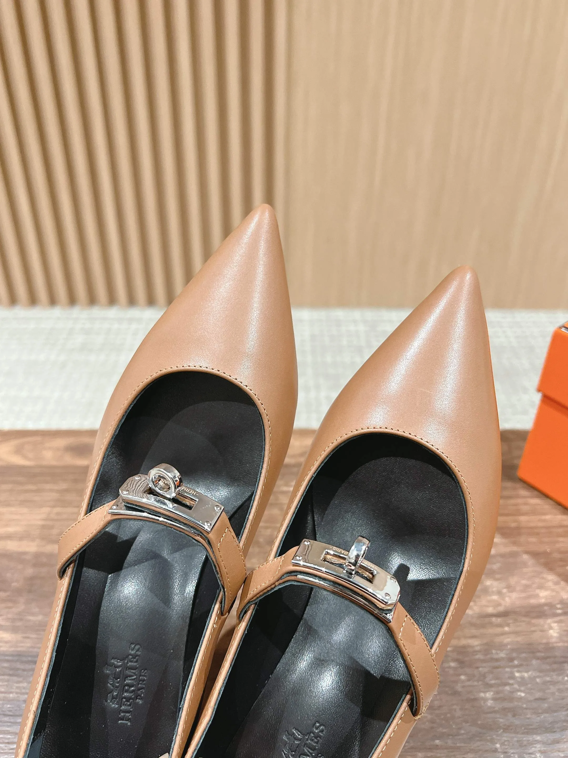 H Leather Pointed toe flat shoes