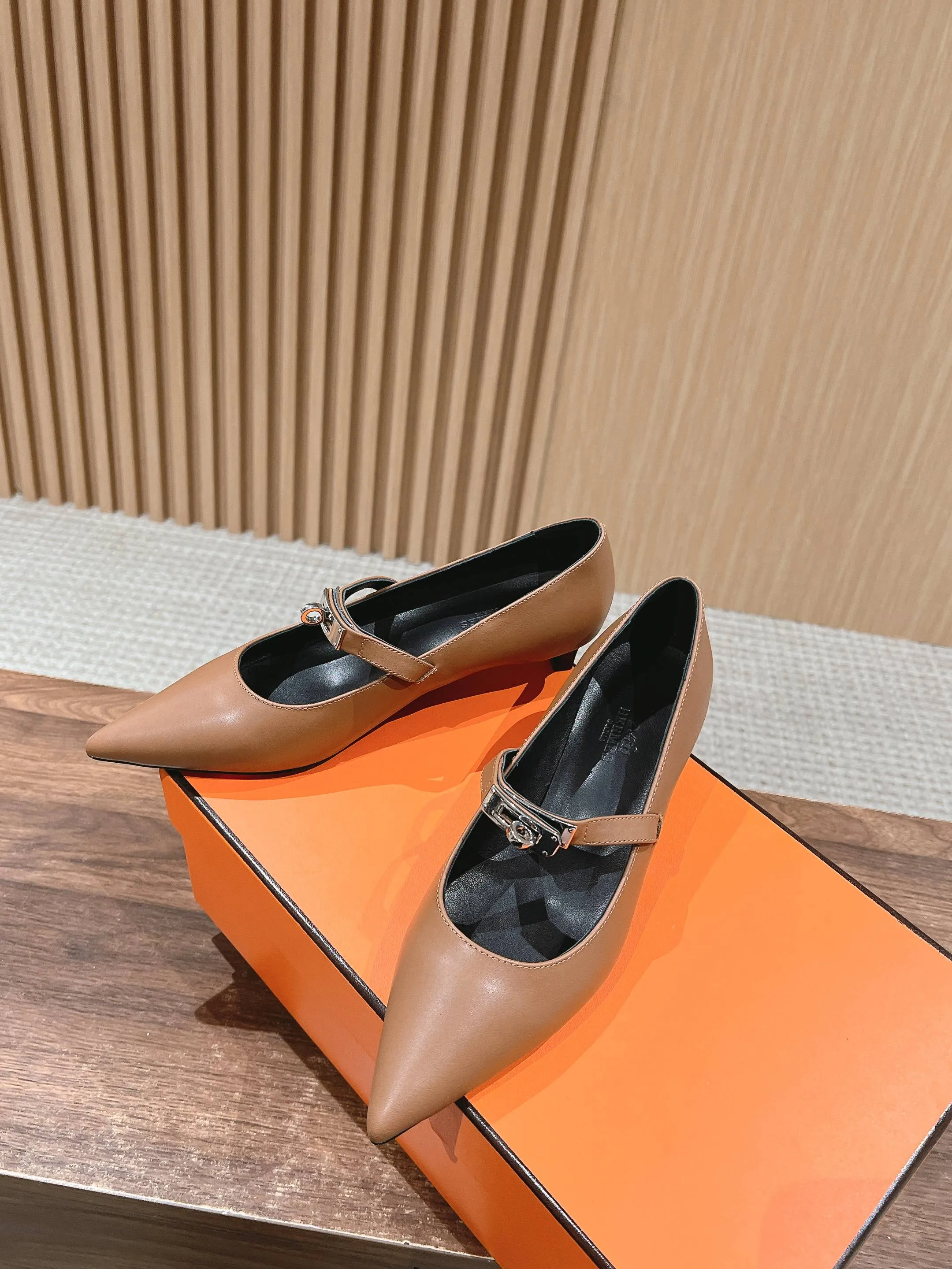 H Leather Pointed toe flat shoes
