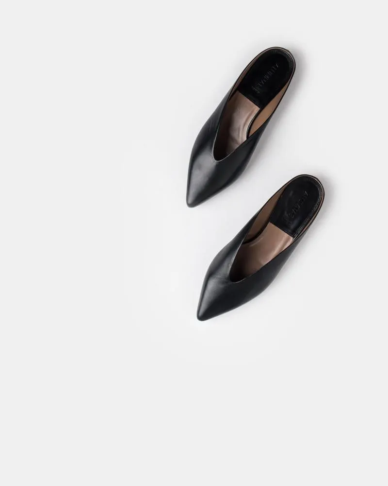 Pointy Almond Mule Heel in Nero