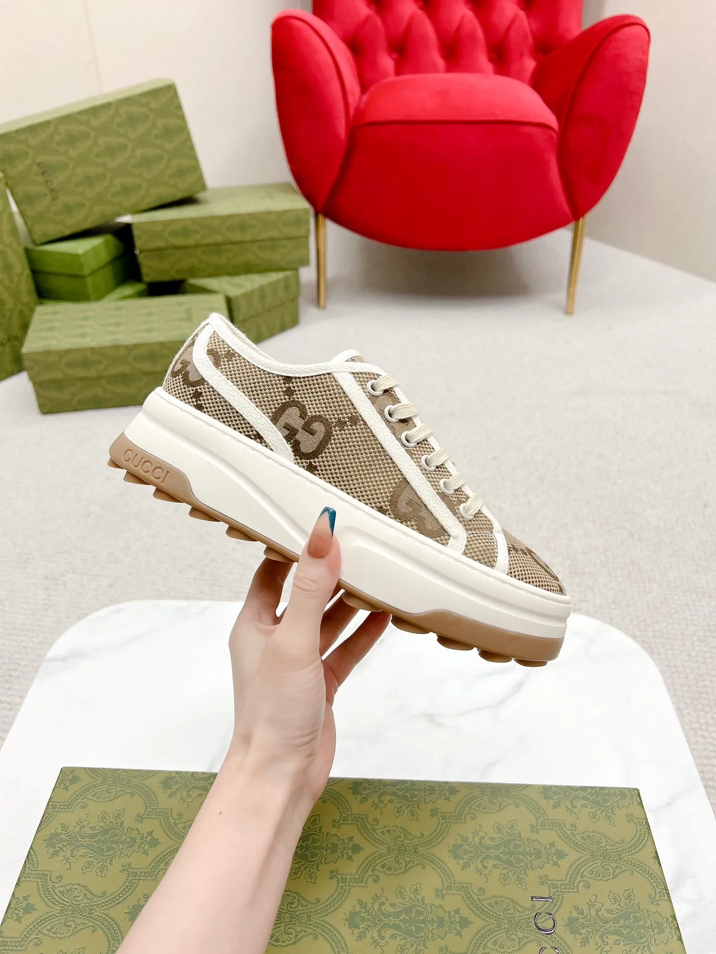 SE1045 Women's GG Sneaker / Size5-10