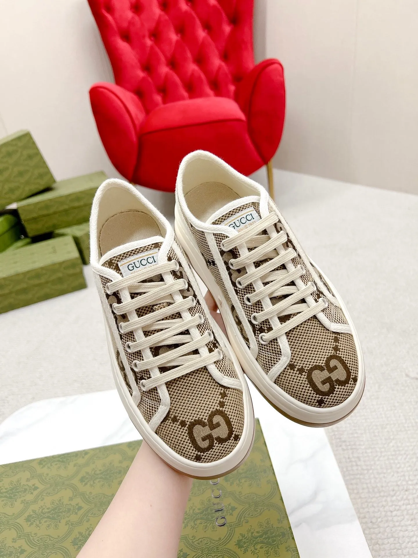 SE1045 Women's GG Sneaker / Size5-10