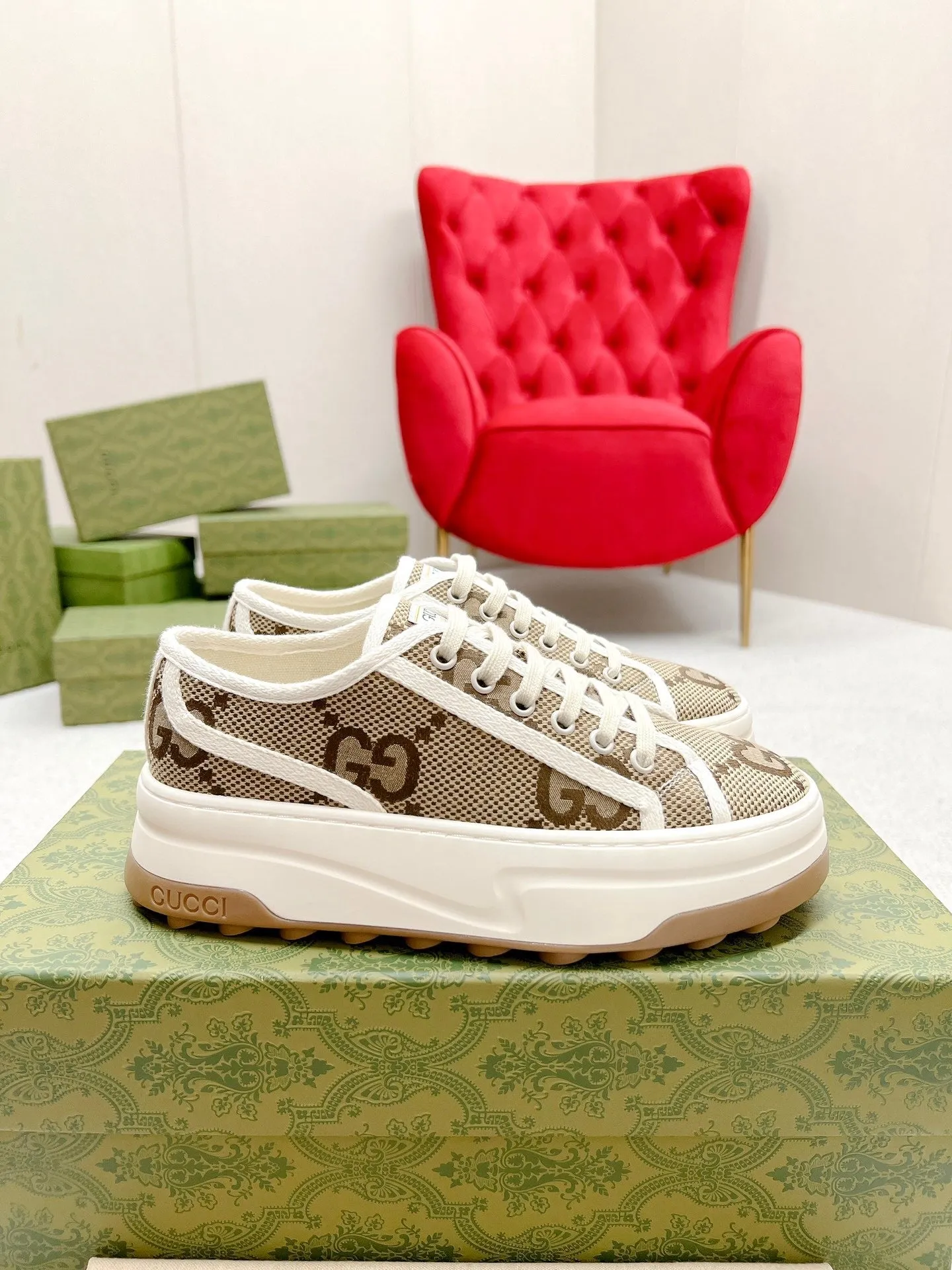 SE1045 Women's GG Sneaker / Size5-10